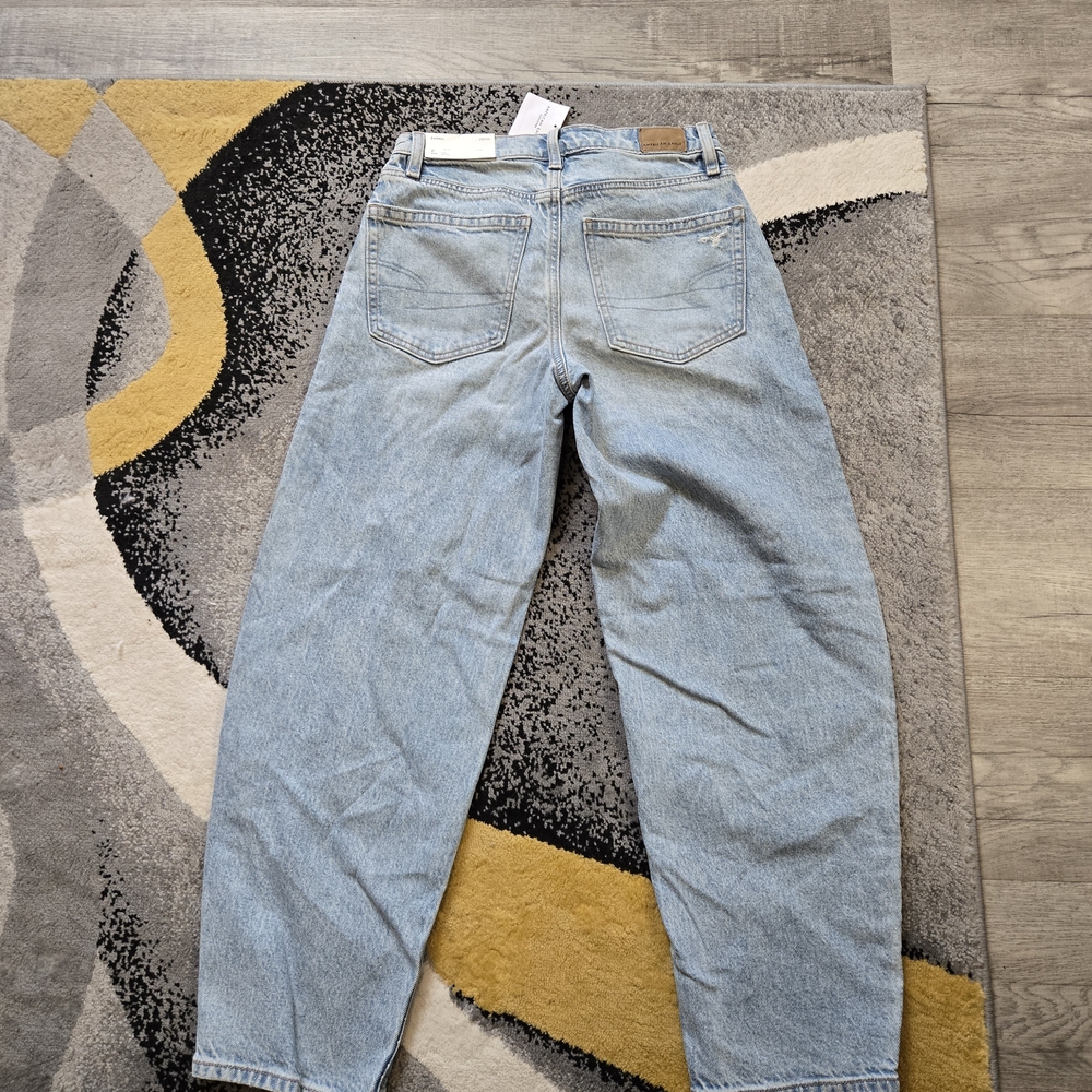 Light Wash Women's Jeans - Classic Straight Leg American Eagle - Picture 3 of 6
